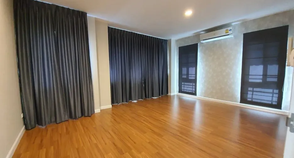 Haus zur Miete mit 3 Zimmer in Bang Kapi, Bangkok