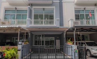 À vendre 3 chambres maison de ville à Prawet, Bangkok