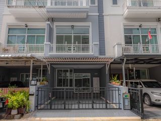Casa adosada en venta de 3 habitaciones en Prawet, Bangkok