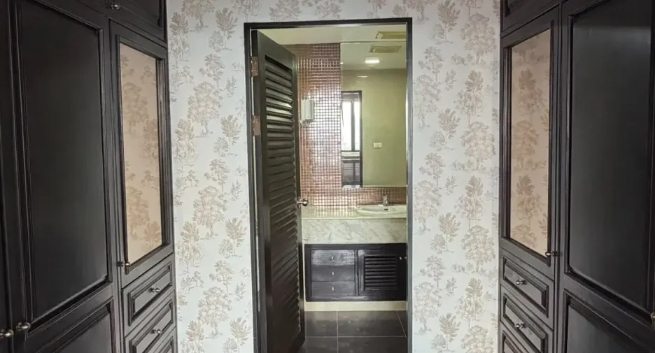 For sale 2 bedrooms condo in Khlong Toei, Bangkok