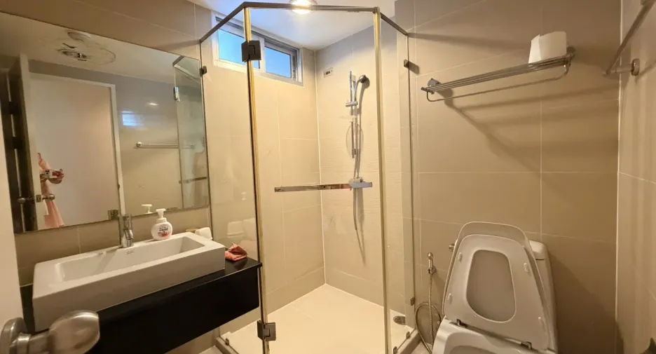 À louer 2 chambres condo à Huai Khwang, Bangkok