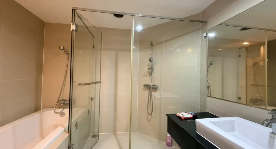 À louer 2 chambres condo à Huai Khwang, Bangkok
