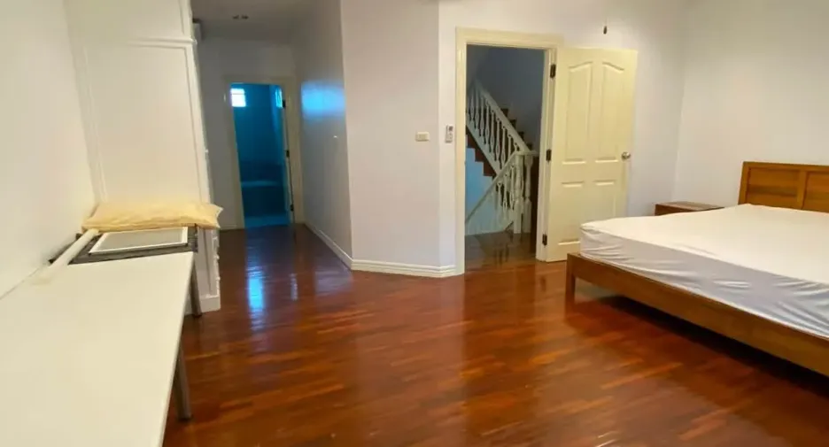 Reihenhaus zur Miete und zum Kauf mit 4 Zimmer in Mueang Samut Prakan, Samut Prakan