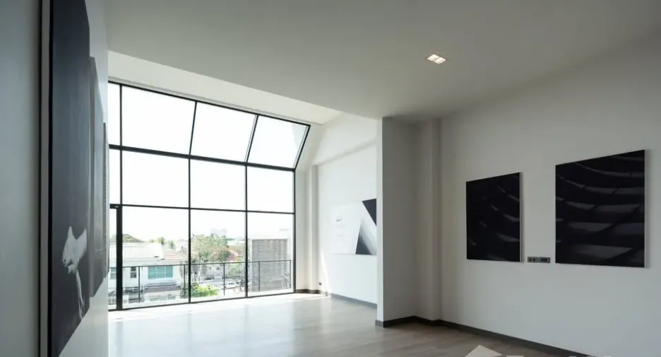 For sale 5 bedrooms townhouse in Bang Kapi, Bangkok