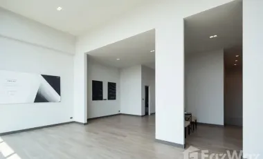 For sale 5 bedrooms townhouse in Bang Kapi, Bangkok