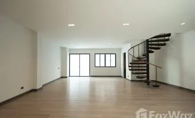 For sale 5 bedrooms townhouse in Bang Kapi, Bangkok