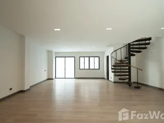 For sale 5 ベッドルーム townhouse in Bang Kapi, Bangkok