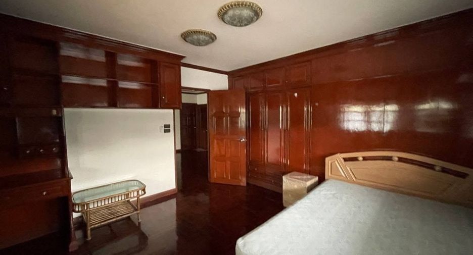 For rent 5 bedrooms house in Huai Khwang, Bangkok
