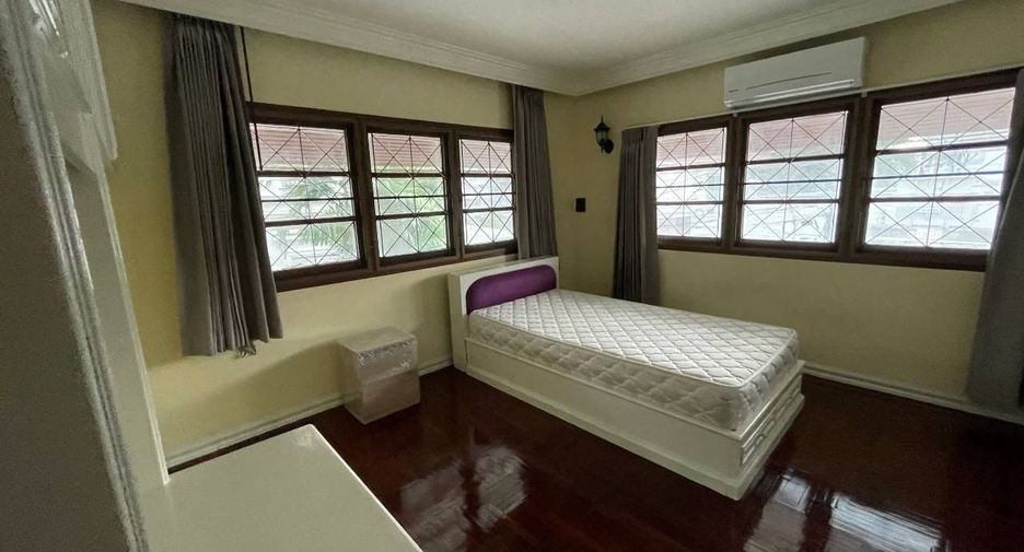 For rent 5 bedrooms house in Huai Khwang, Bangkok