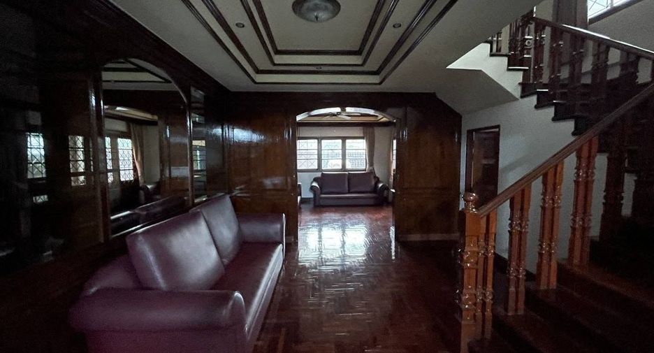 For rent 5 bedrooms house in Huai Khwang, Bangkok