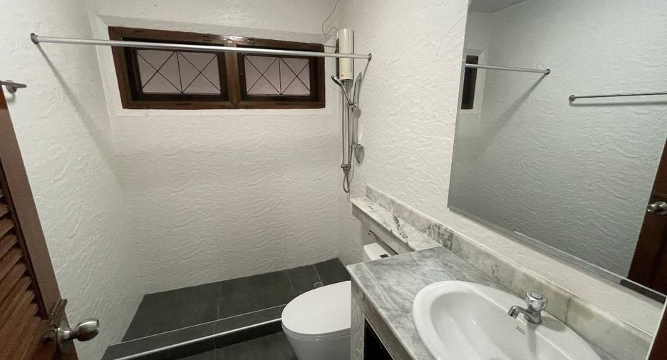 For rent 5 bedrooms house in Huai Khwang, Bangkok