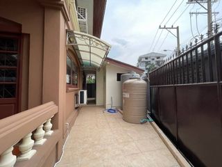 For rent 5 bedrooms house in Huai Khwang, Bangkok