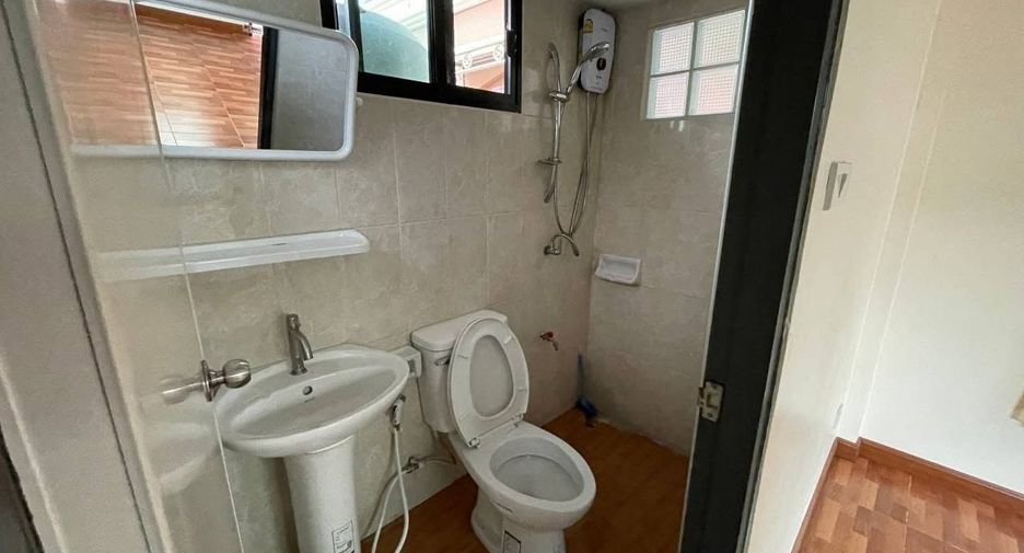 For rent 5 bedrooms house in Huai Khwang, Bangkok