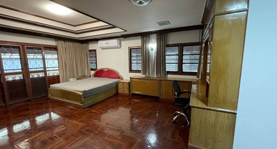 For rent 5 bedrooms house in Huai Khwang, Bangkok