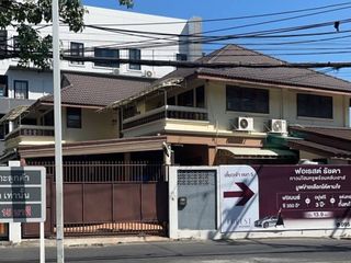 For rent 5 bedrooms house in Huai Khwang, Bangkok