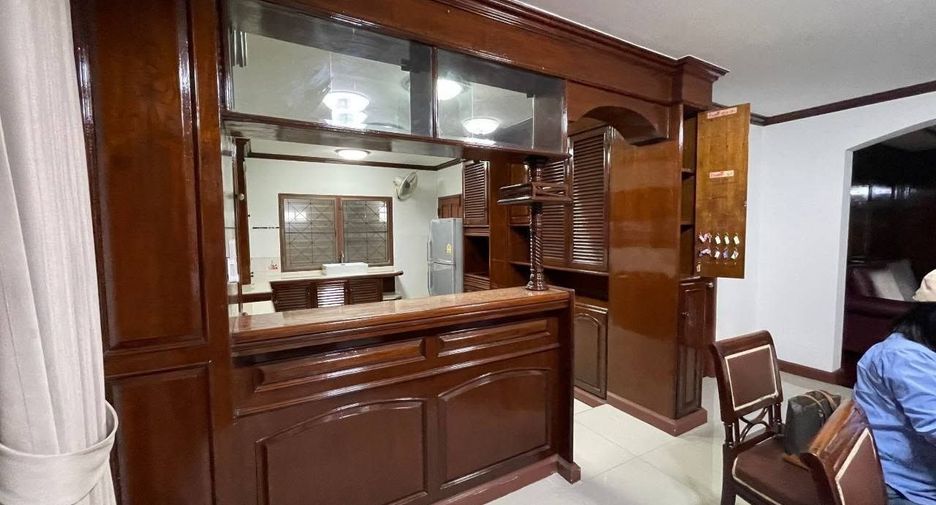 For rent 5 bedrooms house in Huai Khwang, Bangkok