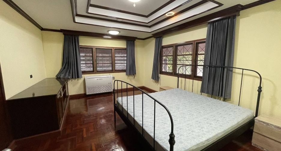 For rent 5 bedrooms house in Huai Khwang, Bangkok