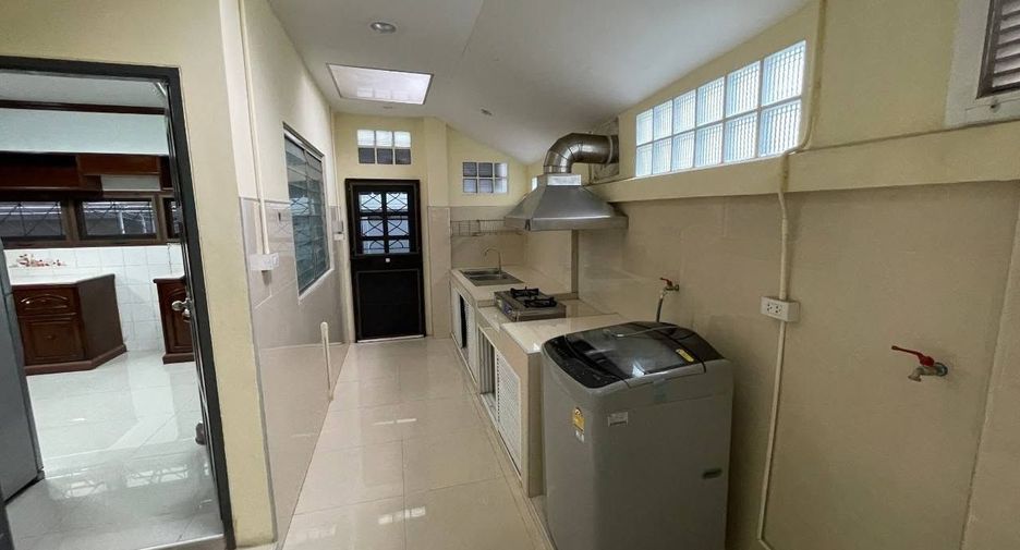 For rent 5 bedrooms house in Huai Khwang, Bangkok
