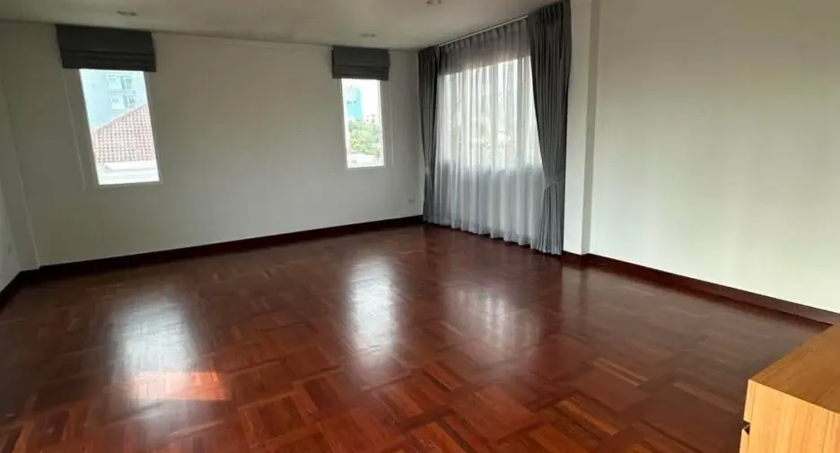 For rent 8 bedrooms house in Yan Nawa, Bangkok