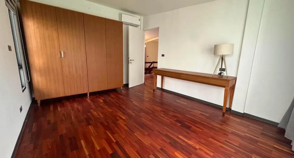 For rent 8 bedrooms house in Yan Nawa, Bangkok