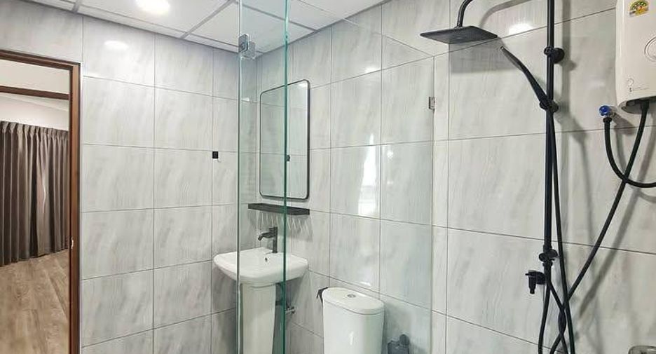 Аренда и продажа 3 спальни кондо в Банг Пхлат, Бангкок