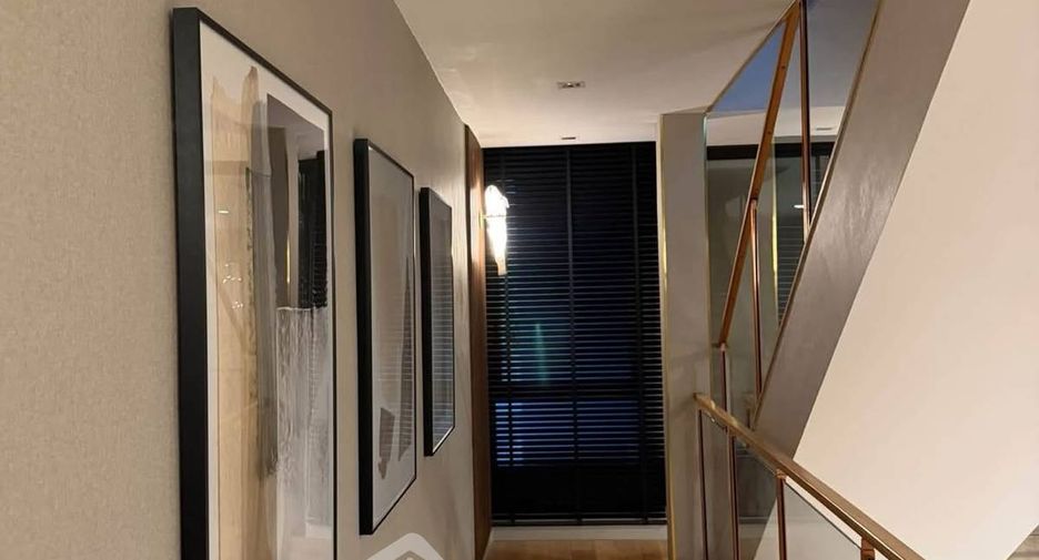 For rent 5 bedrooms house in Watthana, Bangkok