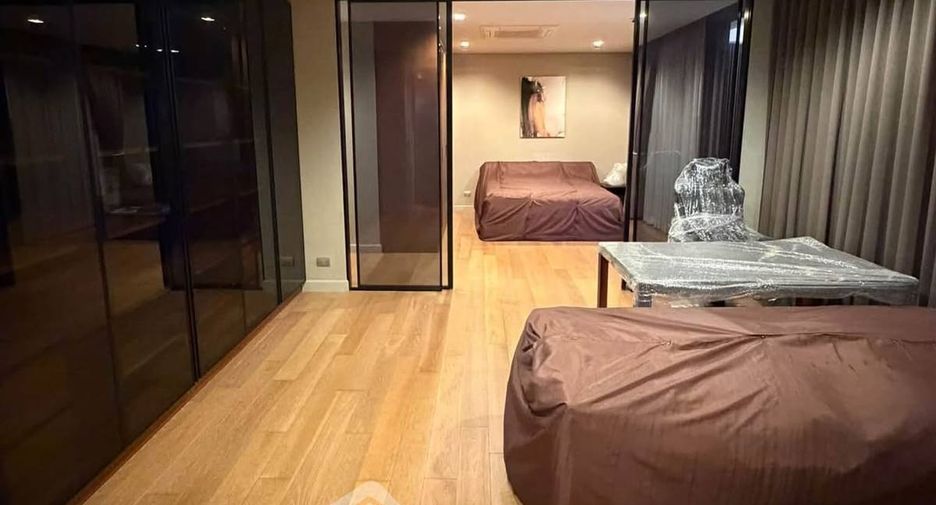 For rent 5 bedrooms house in Watthana, Bangkok