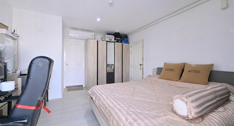 For rent 2 bedrooms condo in Huai Khwang, Bangkok