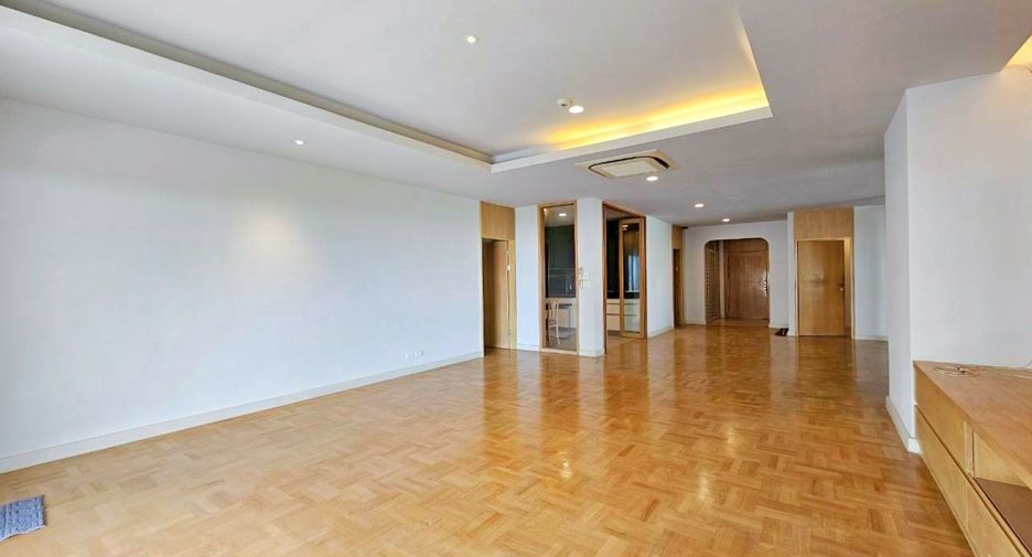 For rent 3 bedrooms condo in Watthana, Bangkok