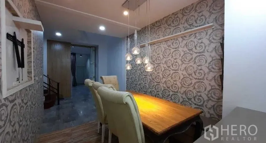 ให้เช่า และ ขาย 5 ห้องนอน ทาวน์เฮ้าส์ ใน สวนหลวง, กรุงเทพฯ