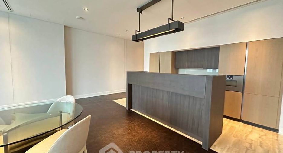 For sale 3 ベッドルーム condo in Sathon, Bangkok