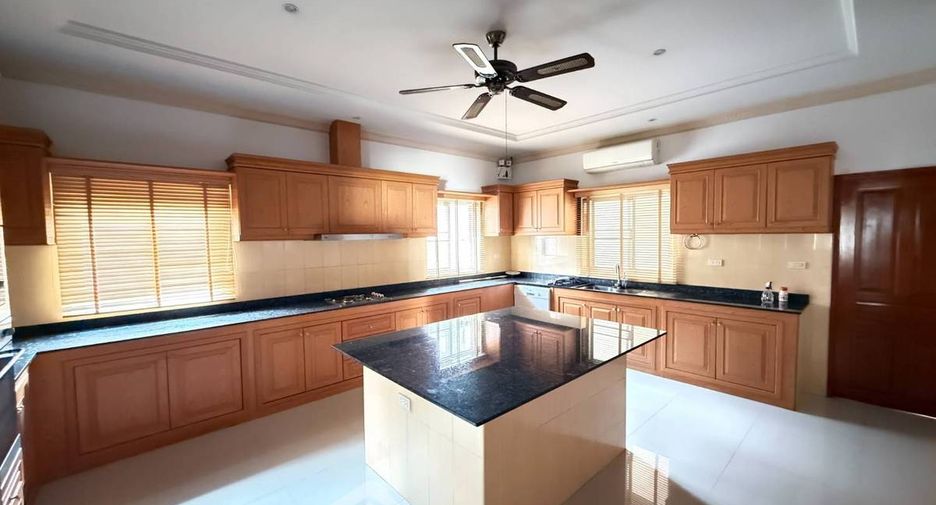 À vendre 4 chambres condo à Huai Khwang, Bangkok
