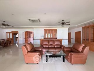 À vendre 4 chambres condo à Huai Khwang, Bangkok