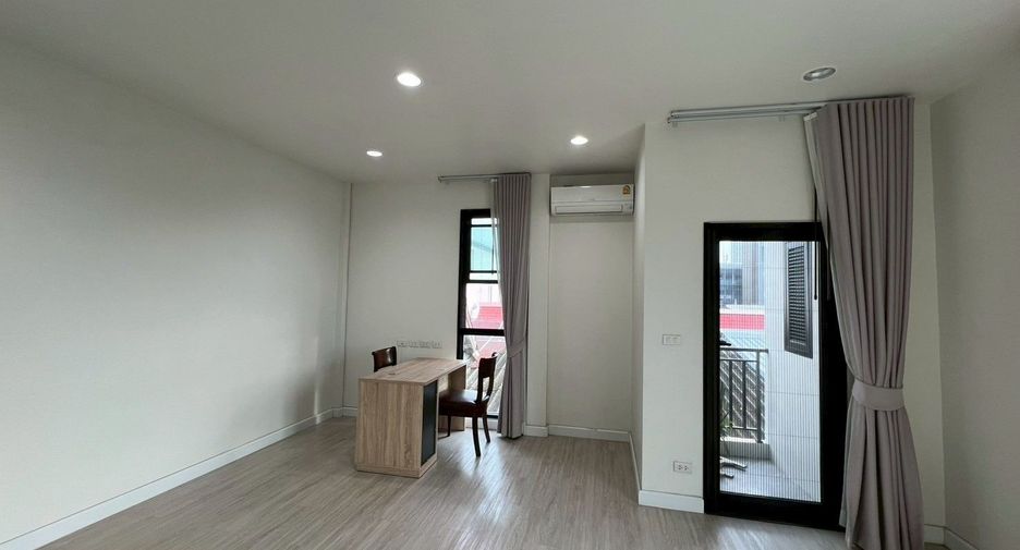 For sale 4 bedrooms townhouse in Chatuchak, Bangkok