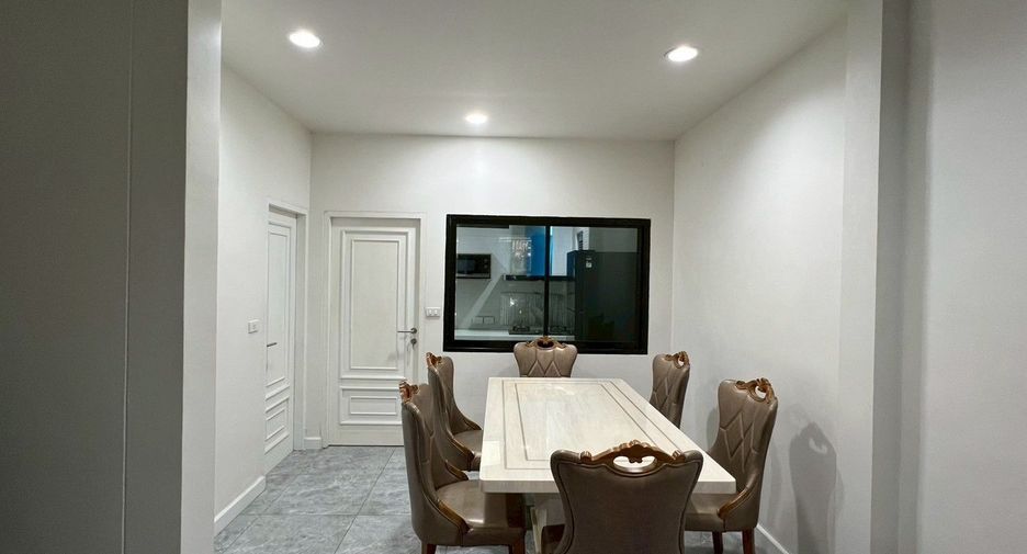 For sale 4 bedrooms townhouse in Chatuchak, Bangkok