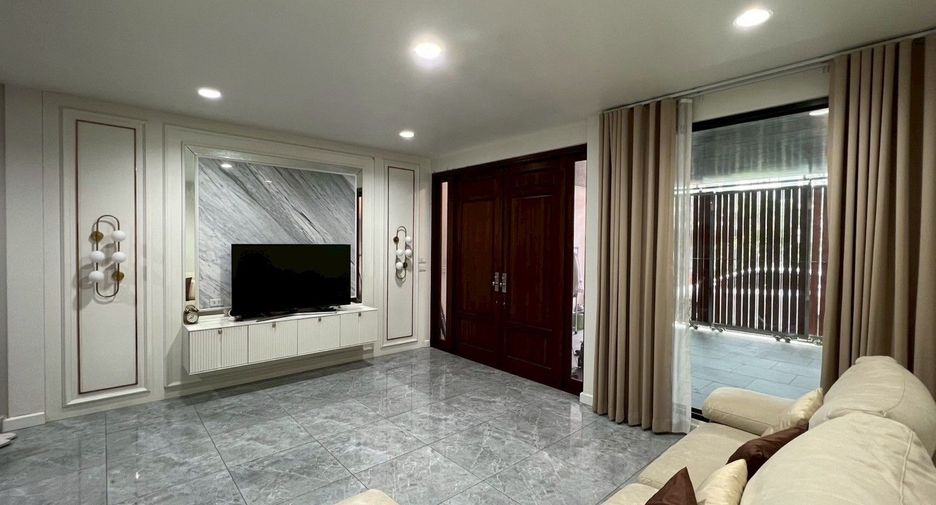 For sale 4 bedrooms townhouse in Chatuchak, Bangkok
