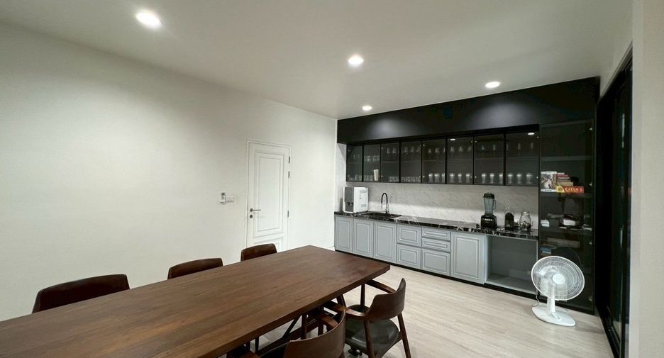 For sale 4 bedrooms townhouse in Chatuchak, Bangkok