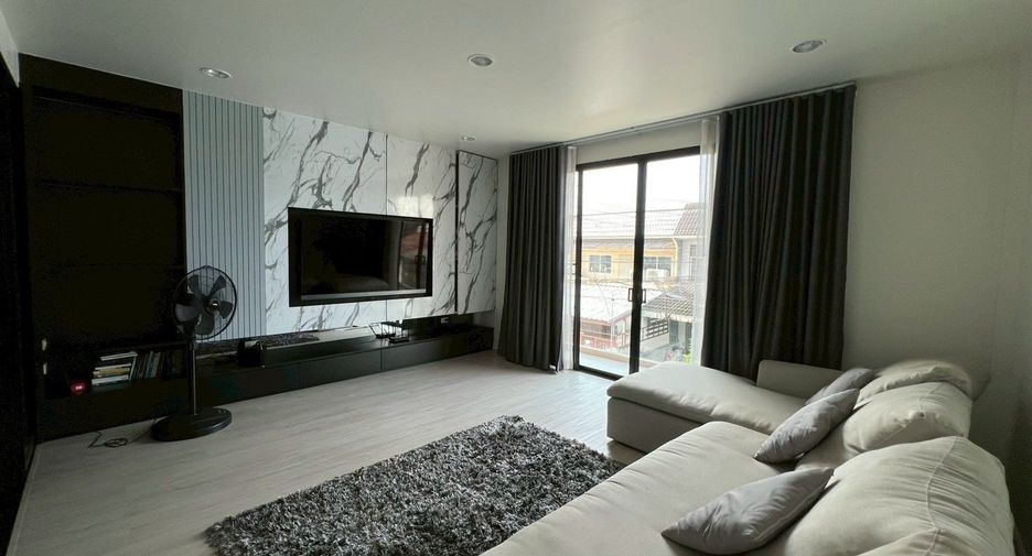 For sale 4 bedrooms townhouse in Chatuchak, Bangkok