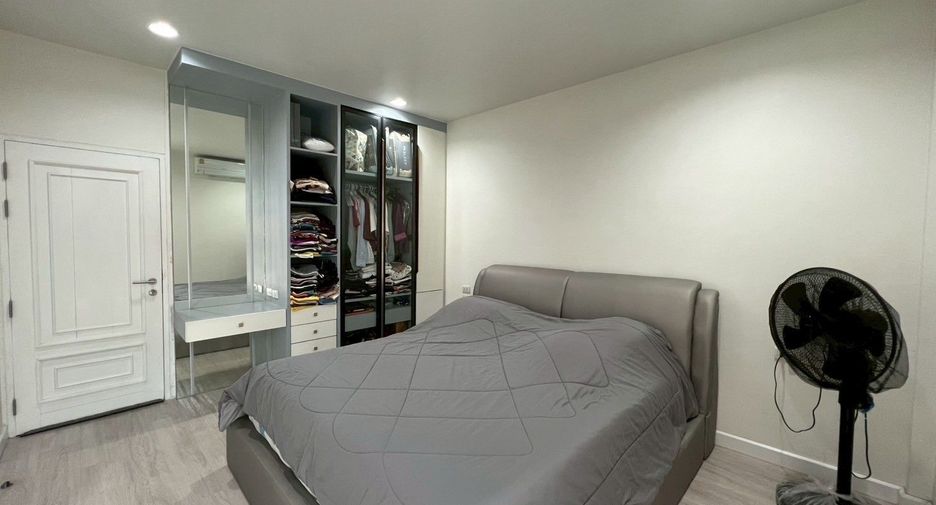 For sale 4 bedrooms townhouse in Chatuchak, Bangkok