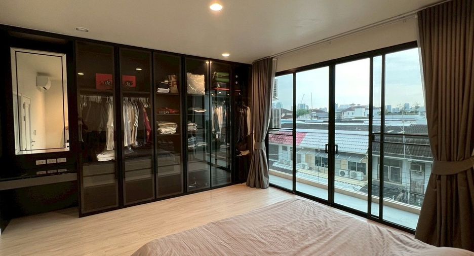 For sale 4 bedrooms townhouse in Chatuchak, Bangkok