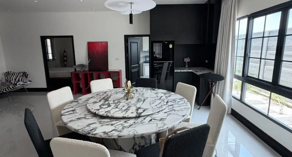 Haus zur Miete mit 5 Zimmer in Khlong Sam Wa, Bangkok