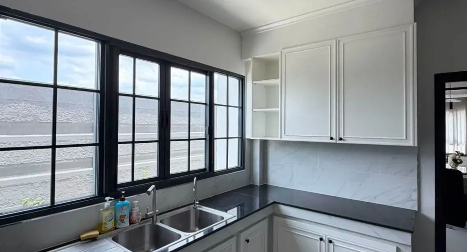 Haus zur Miete mit 5 Zimmer in Khlong Sam Wa, Bangkok