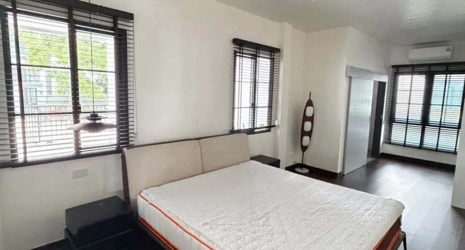 Haus zur Miete mit 5 Zimmer in Khlong Sam Wa, Bangkok