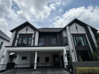 Haus zur Miete mit 5 Zimmer in Khlong Sam Wa, Bangkok