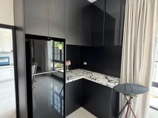 Haus zur Miete mit 5 Zimmer in Khlong Sam Wa, Bangkok