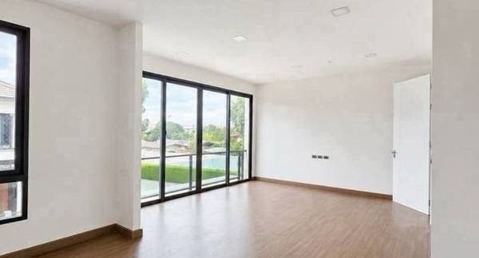 For sale 5 bedrooms house in Bang Phli, Samut Prakan