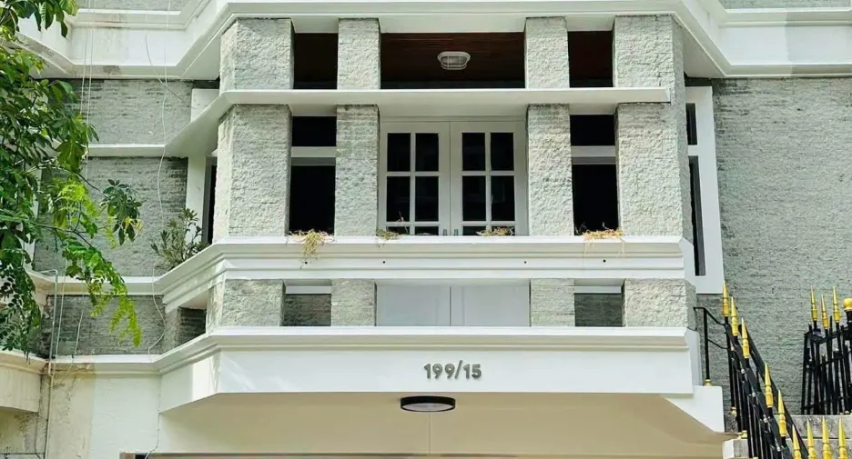 For rent 4 bedrooms townhouse in Watthana, Bangkok