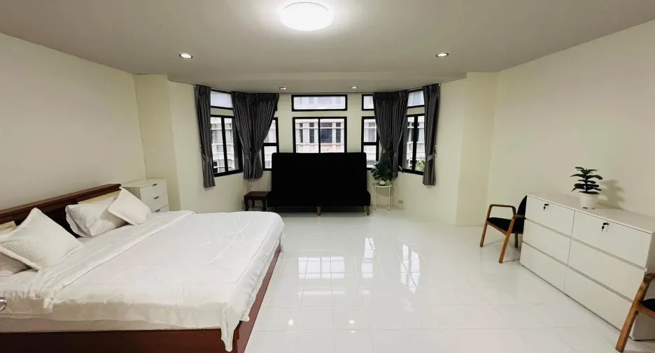 For rent 4 bedrooms townhouse in Watthana, Bangkok