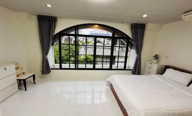 For rent 4 bedrooms townhouse in Watthana, Bangkok