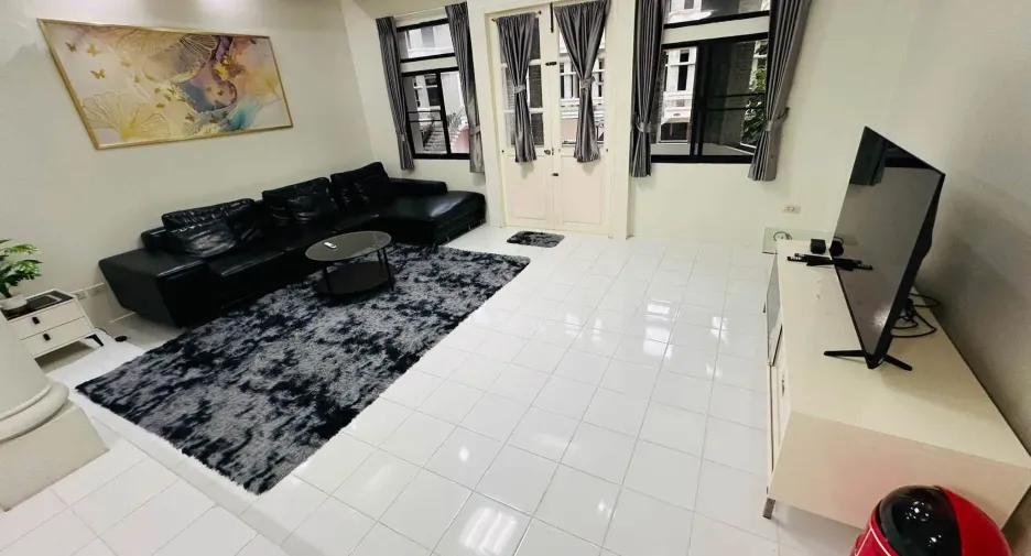 For rent 4 bedrooms townhouse in Watthana, Bangkok